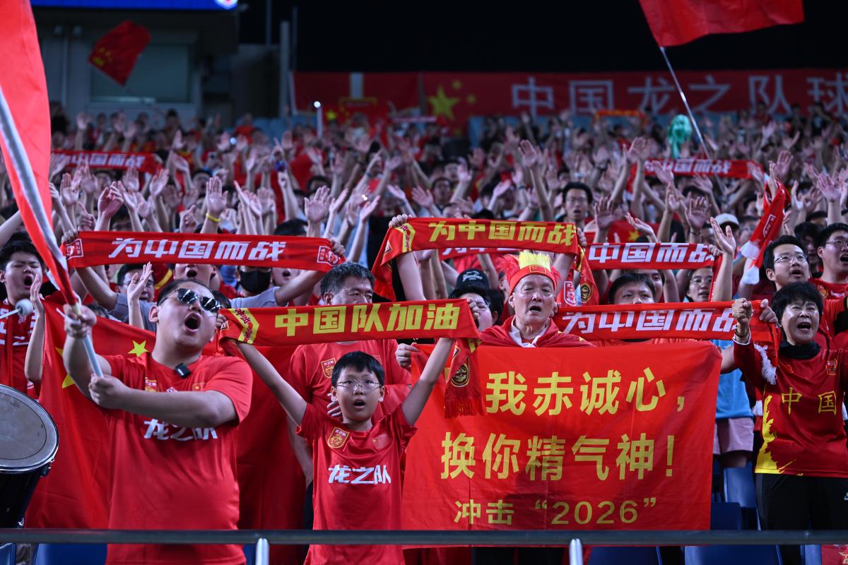 关于东西部球队交锋激烈，观众热情助威的信息